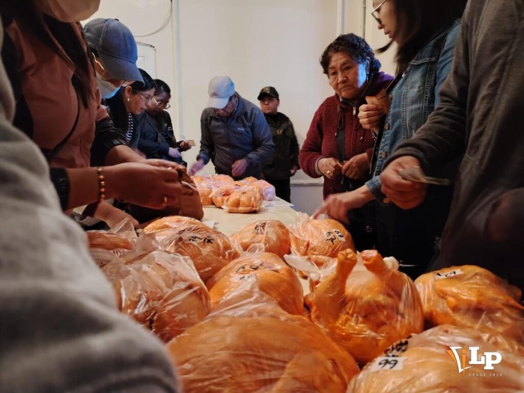 Pollo gestionado por Gobernación Oruro se agota en horas
