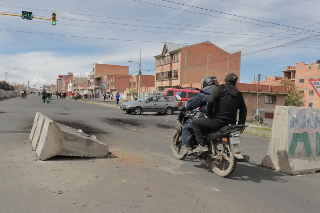 Bloqueos bajan a 50, crisis política y gasolina basura azotan Bolivia