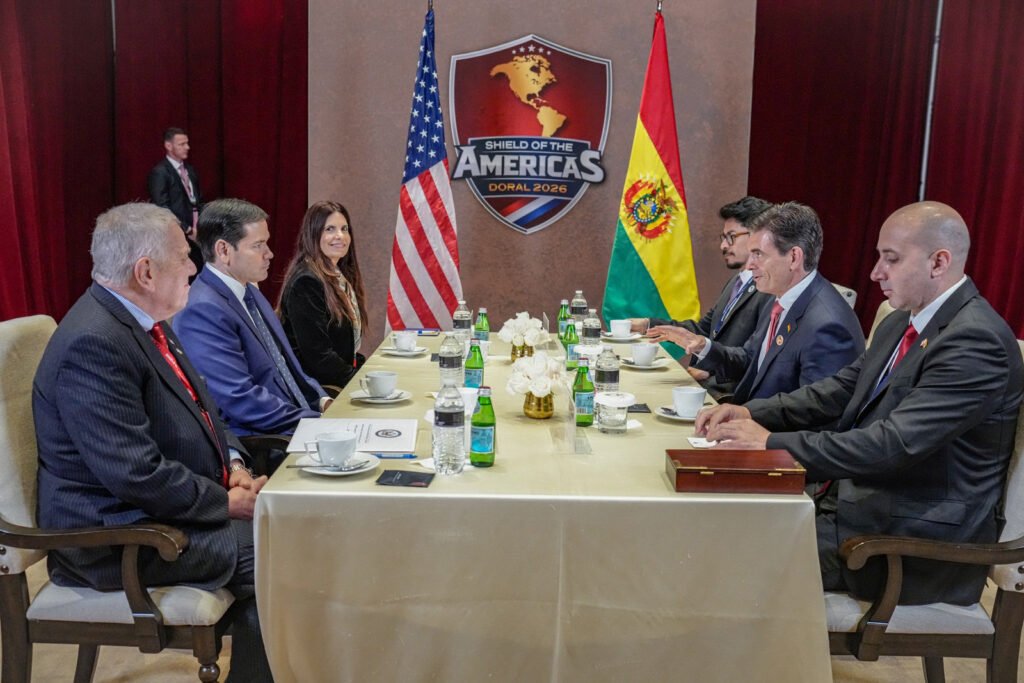Cerimedo y Rodrigo Paz en representación del Estado Boliviano